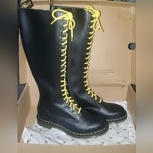 Dr. Martens Women's Classic 1B60 20-EYELET Boots BLACK SMOOTH NWT